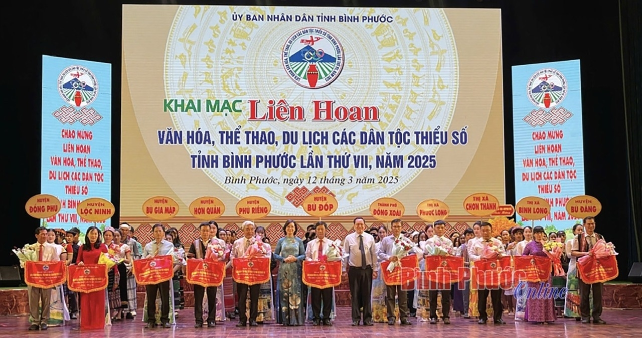 Lãnh đạo tỉnh Bình Phước tặng cờ, hoa cho đại diện 11 đoàn thể thao, văn hoá văn nghệ dự liên hoan (ảnh Báo Bình Phước) 