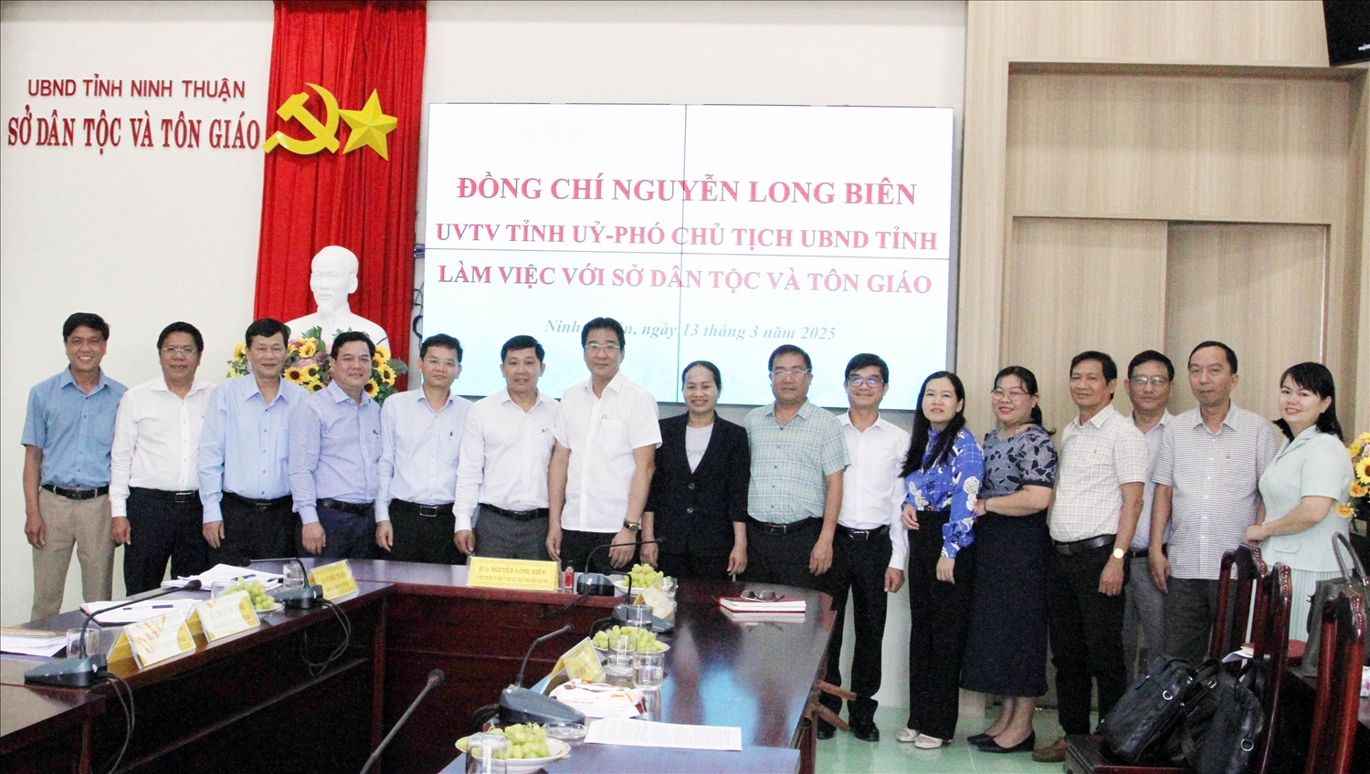 Ông Nguyễn Long Biên, Phó Chủ tịch UBND tỉnh Ninh Thuận với lãnh đạo Sở Dân tộc và Tôn giáo và các đại biểu tại buổi làm việc. 