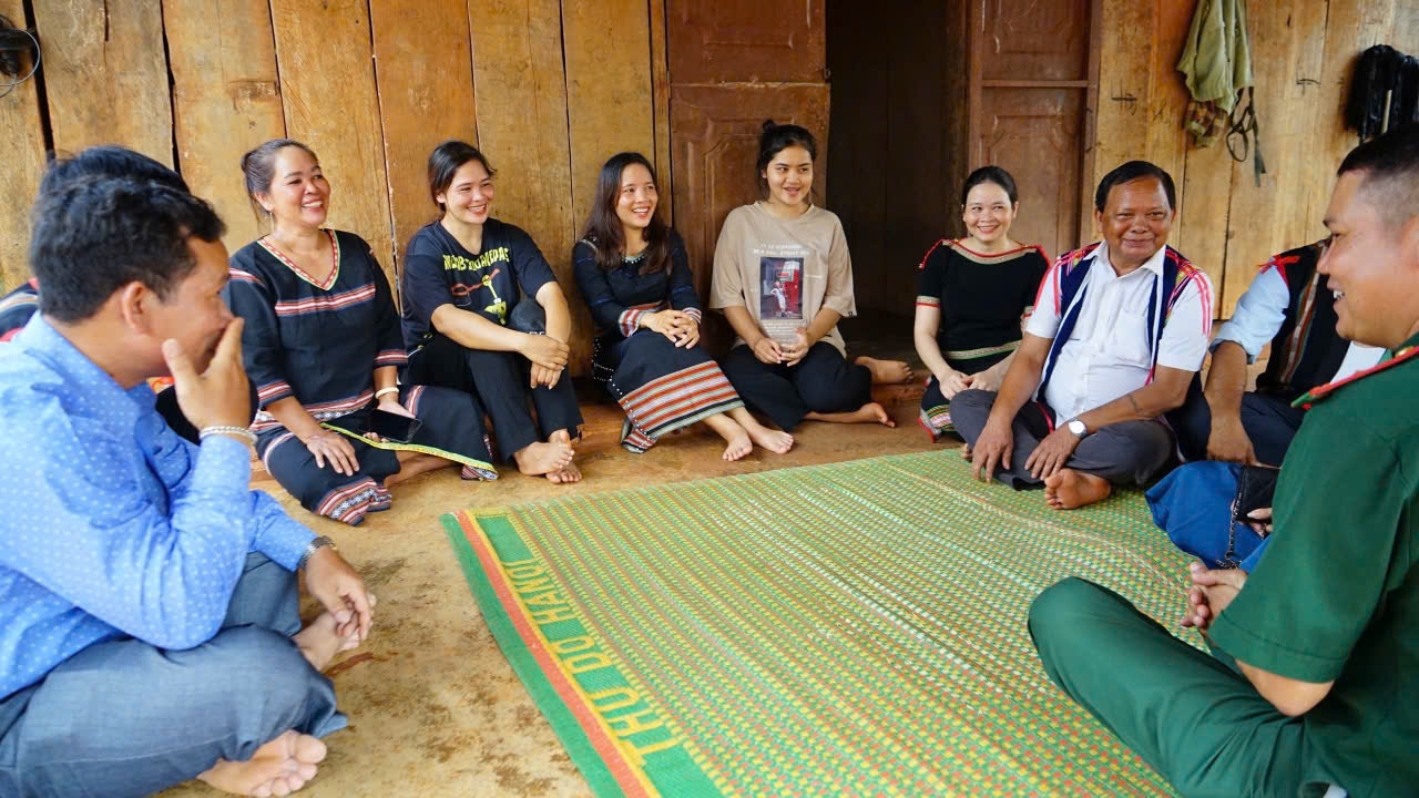 Chị Hoa tham gia "Tổ truyền thông cộng đồng" tích cực tuyên truyền, vận động người dân xóa bỏ hủ tục, phòng chống tảo hôn