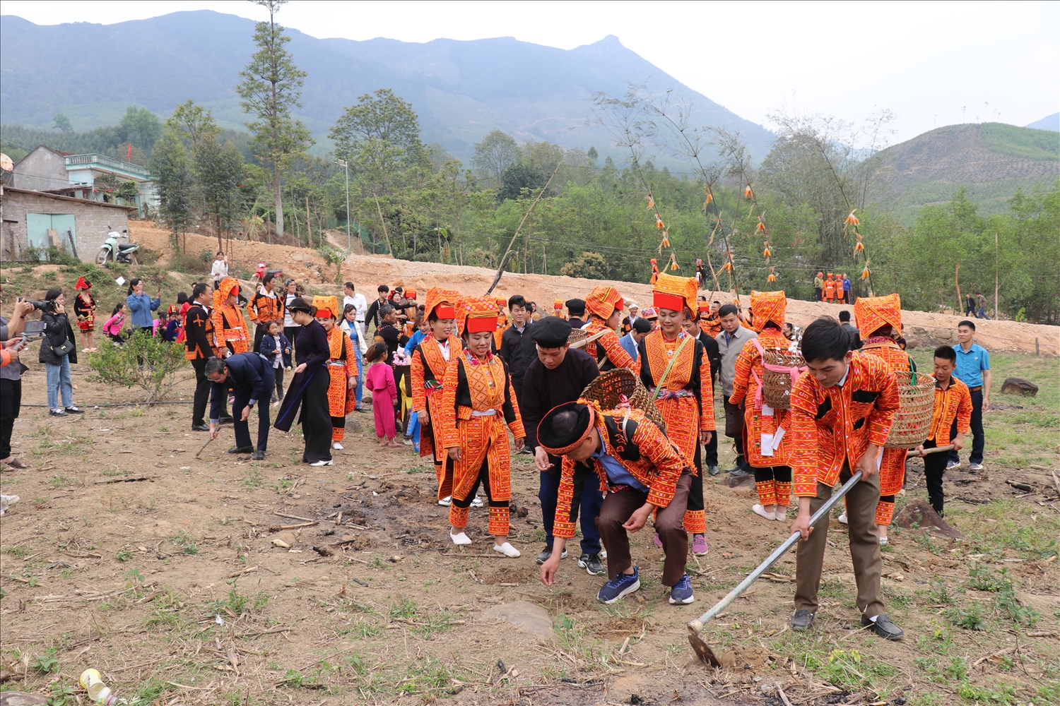 Người dân địa phương hào hứng cuốc hố, tra hạt với ước mong một năm mùa màng bội thu