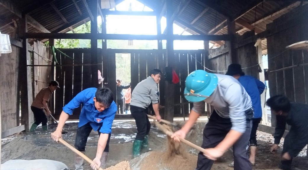 Đoàn Thanh niên xã Nậm Chày hỗ trợ người dân thôn Khâm Dưới đổ nền nhà xi măng.