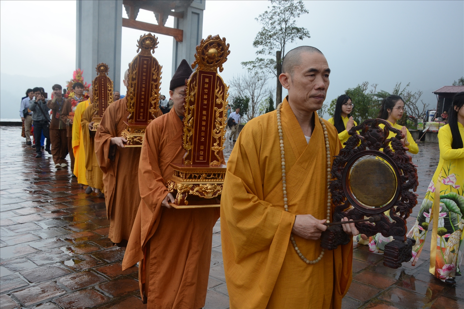 Apporter la tablette des trois patriarches de Truc Lam à la pagode Ha, Tay Yen Tu