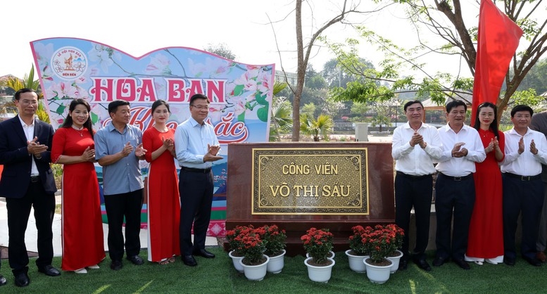 Phó Thủ tướng Lê Thành Long cùng các đại biểu gắn biển tên Công viên Võ Thị Sáu - Ảnh: VGP/Đức Tuân