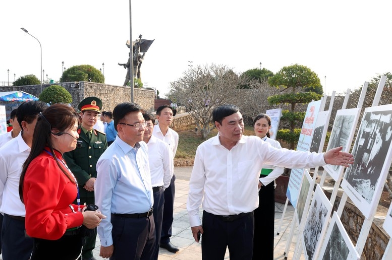 Phó Thủ tướng Lê Thành Long nghe Bí thư Tỉnh ủy Điện Biên Trần Quốc Cường giới thiệu một số hình ảnh về Điện Biên - Ảnh: VGP/Đức Tuân