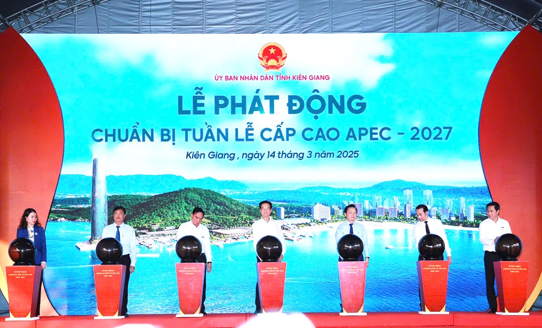 Phó Thủ tướng Chính phủ Trần Hồng Hà (thứ 3 từ phải sang) cùng nguyên lãnh đạo Đảng, Nhà nước và lãnh đạo UBND tỉnh Kiên Giang tổ chức nghi thức phát động các dự án phục vụ Tuần lễ cấp cao APEC - 2027 tại Phú Quốc