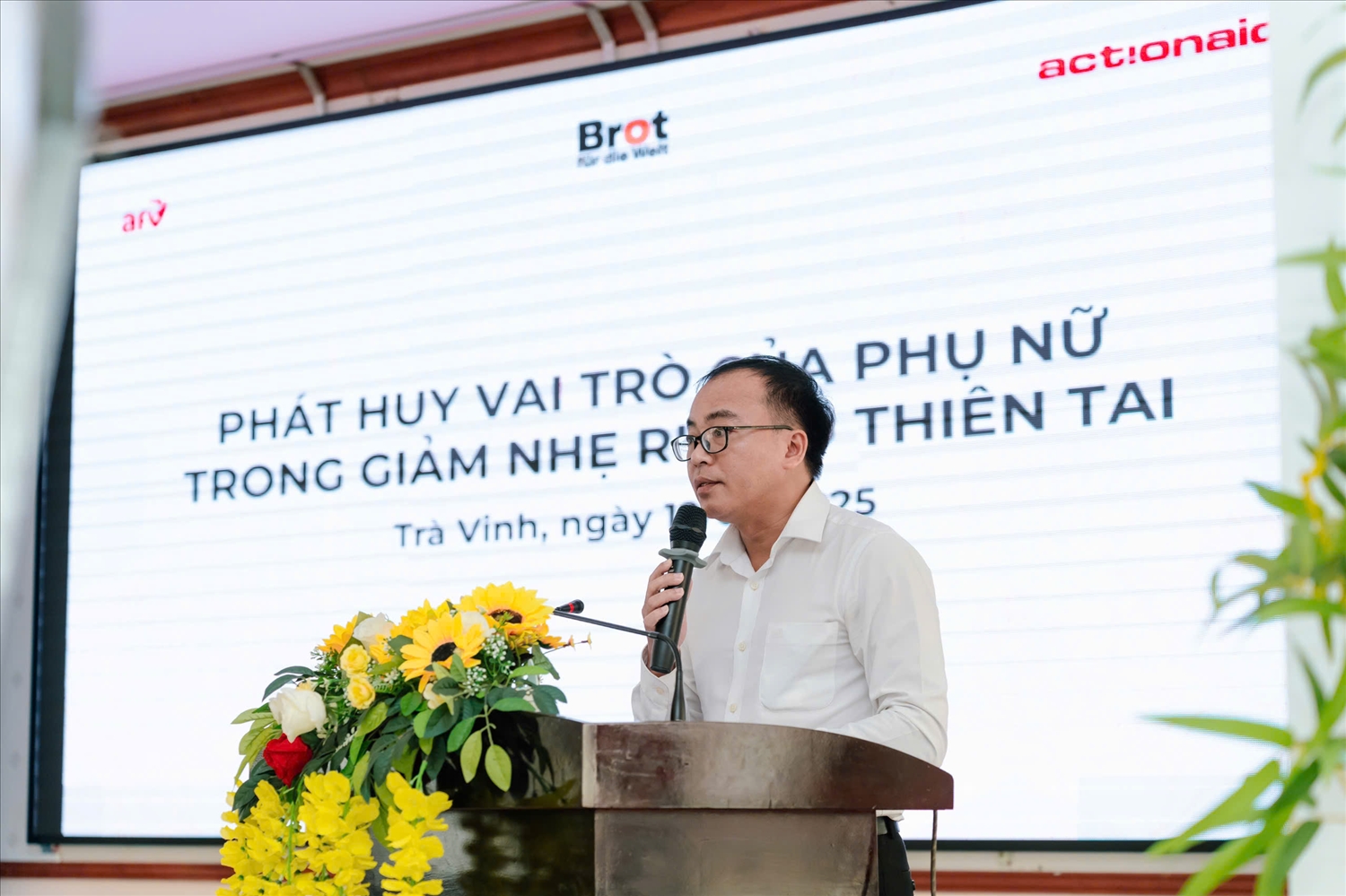 Đồng chí Lâm Hoàng Anh, Phó Chủ tịch UBND thành phố Trà Vinh phát biểu tại cuộc họp