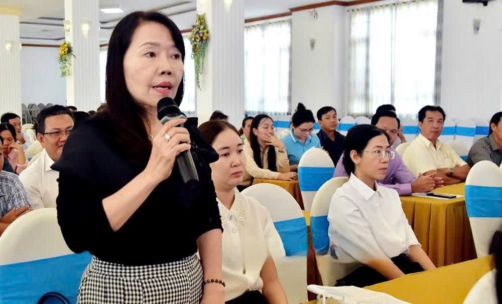 Đồng chí Đinh Ngọc Minh, Phó Chủ tịch Hội Liên hiệp phụ nữ thành phố Trà Vinh ý kiến tăng cường công tác truyền thông trong cộng đồng về phòng, chống thiên tai cho phụ nữ, trẻ em và người cao tuổi.