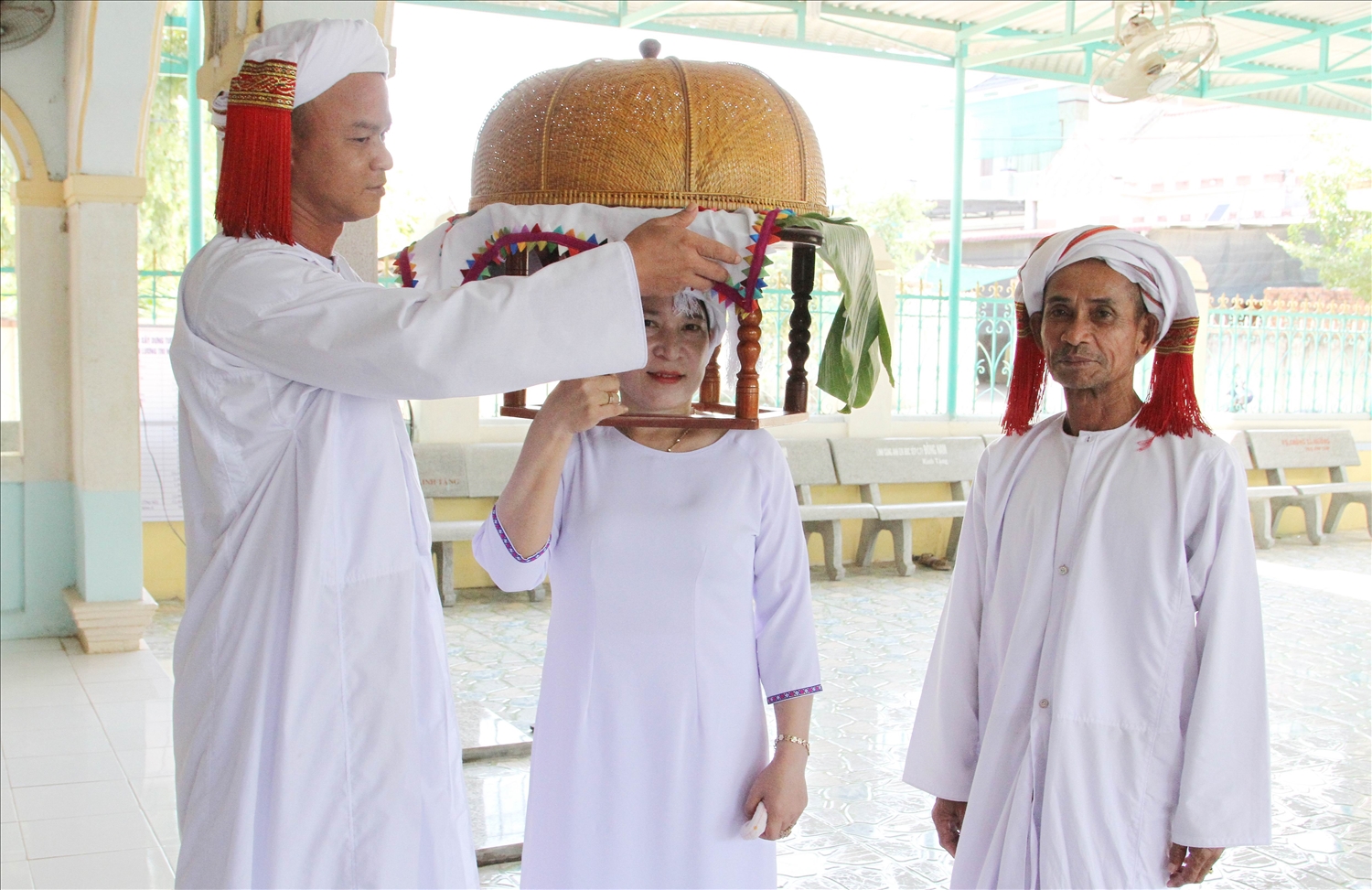 Người có uy tín Đạo Văn Thị với tín đồ tại Thánh đường Hồi giáo Bàni Lương Tri. 