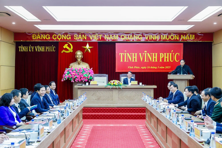 Thủ tướng giao Văn phòng Chính phủ phối hợp với UBND tỉnh Vĩnh Phúc và các cơ quan liên quan rà soát, tiếp thu các ý kiến để hoàn thiện, sớm trình ban hành thông báo kết luận của Thủ tướng Chính phủ tại buổi làm việc để tổ chức thực hiện hiệu quả - Ảnh: VGP/Nhật Bắc