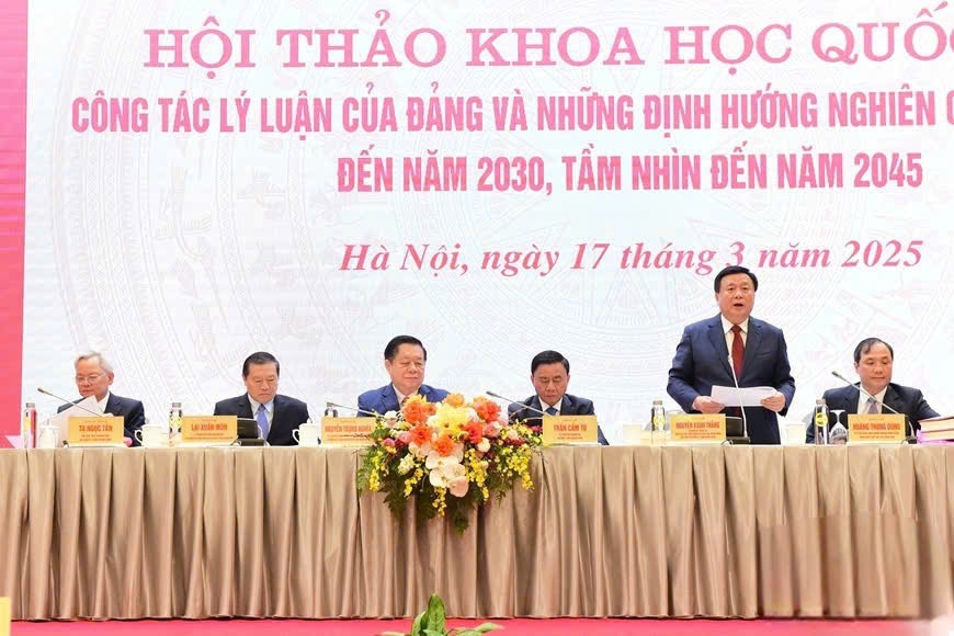 Các đồng chí chủ trì hội thảo. Ảnh: TL