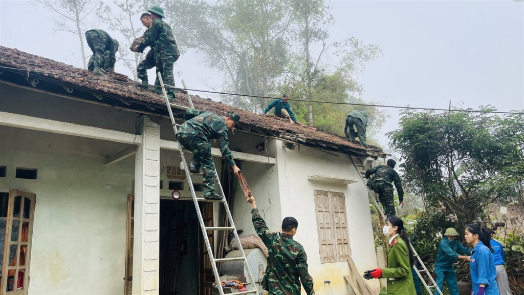 Các lực lượng tham gia sửa chữa nhà ở cho các gia đình có nhà dột nát, nhà tạm trên địa bàn xóm 1, xã Vĩnh Quang, TP. Cao Bằng (Ảnh: Báo Cao Bằng)