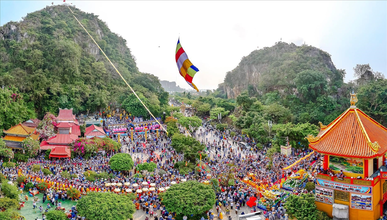 Hàng ngàn du khách trẩy hội Lễ hội Ngũ Hành Sơn