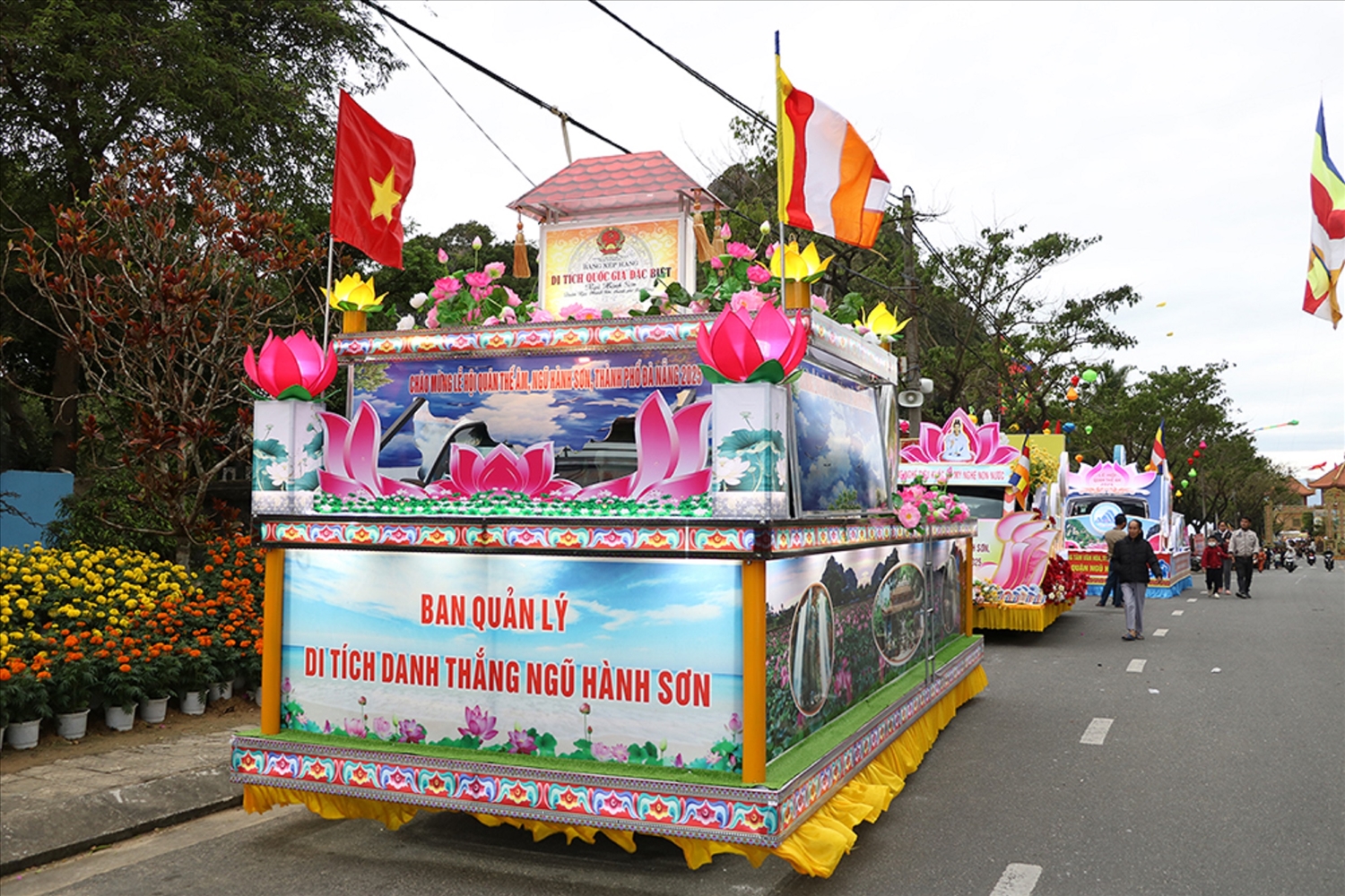 Diễu hành xe hoa tại Lễ hội Quán Thế Âm.