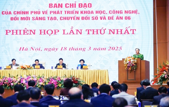 Thứ trưởng Bộ Công an Nguyễn Văn Long báo cáo kết quả thực hiện các nhiệm vụ được giao về Đề án 06; tiến độ triển khai Trung tâm Dữ liệu Quốc gia. Ảnh: TL