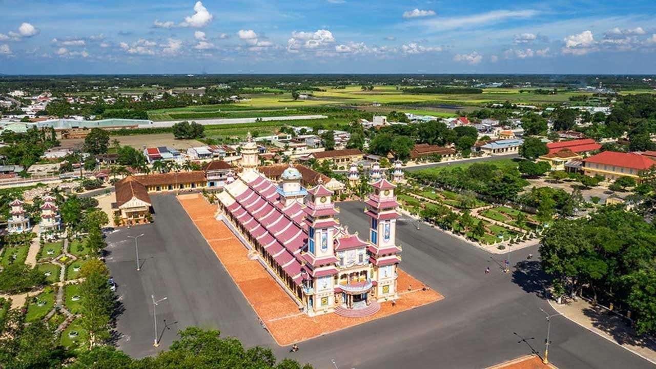  Tòa thánh Tây Ninh rộng hơn 1 km2 với những con đường thênh thang liên kết với các kiến trúc với nhau.