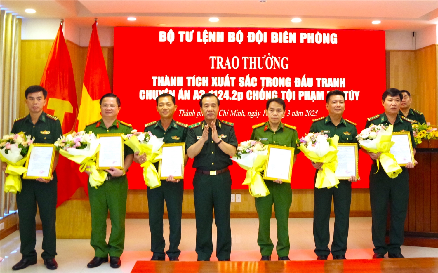 Trung tướng Lê Đức Thái, Ủy viên Trung ương Đảng, Ủy viên Quân ủy Trung ướng, Tư lệnh BĐBP trao thưởng cho các đơn vị có thành tích cao trong đấu tranh chống tội phạm ma tuý 