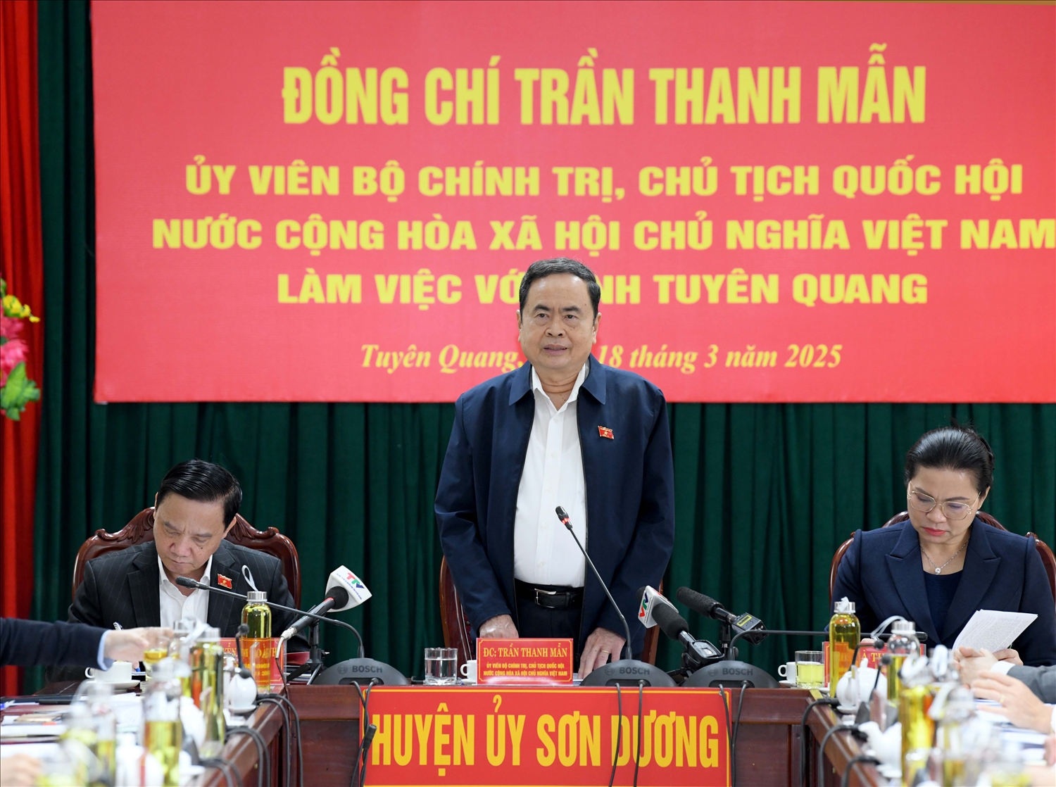 Chủ tịch Quốc hội đề nghị Tuyên Quang đặc biệt quan tâm, chăm lo đời sống cho nhân dân, nhất là vùng đồng bào dân tộc thiểu số; tập trung xóa nhà tạm, nhà dột nát cho người dân – như đề nghị của Bộ trưởng Bộ Dân tộc và Tôn giáo Đào Ngọc Dung