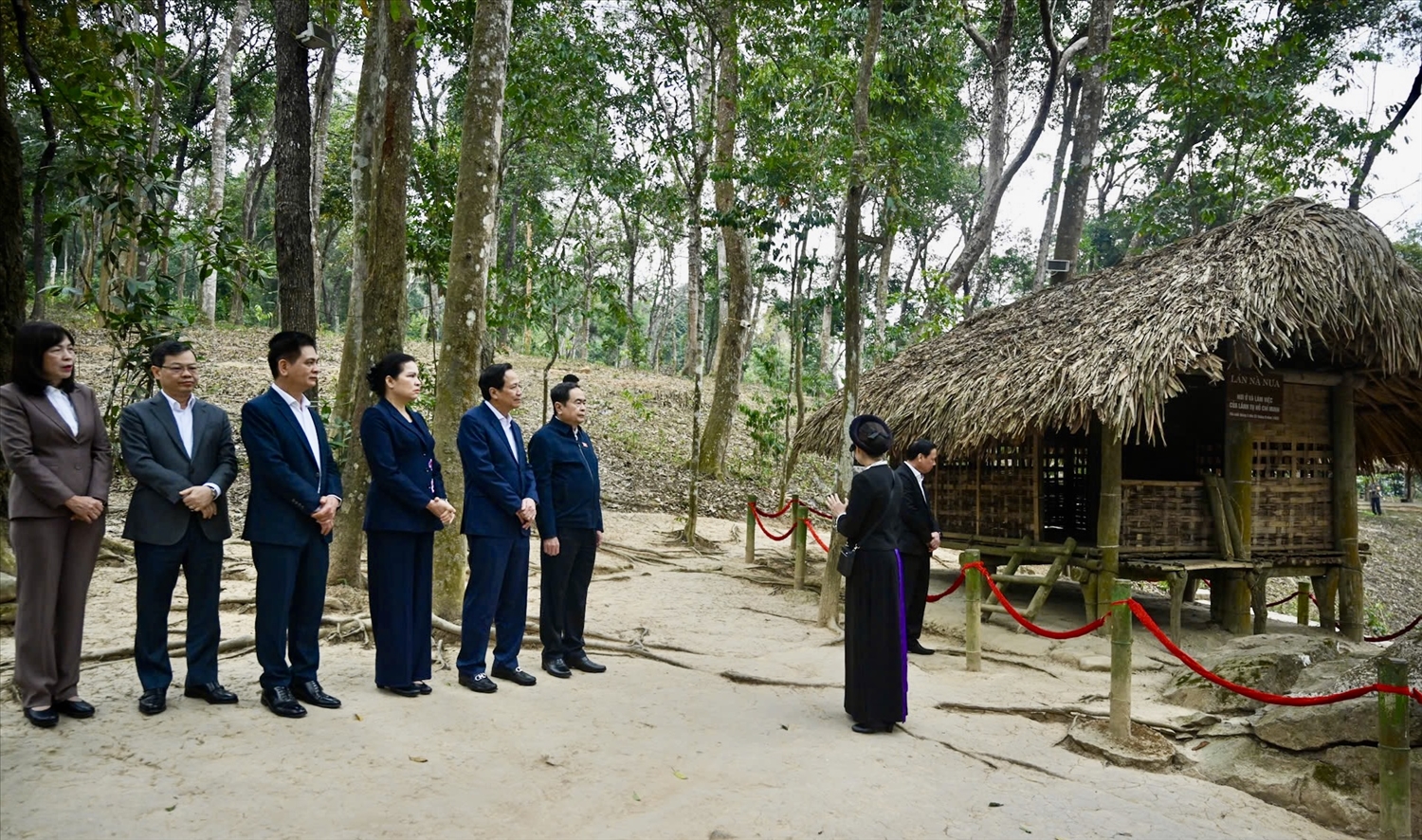 Chủ tịch Quốc hội và Đoàn công tác nghe giới thiệu Di tích lán Nà Nưa