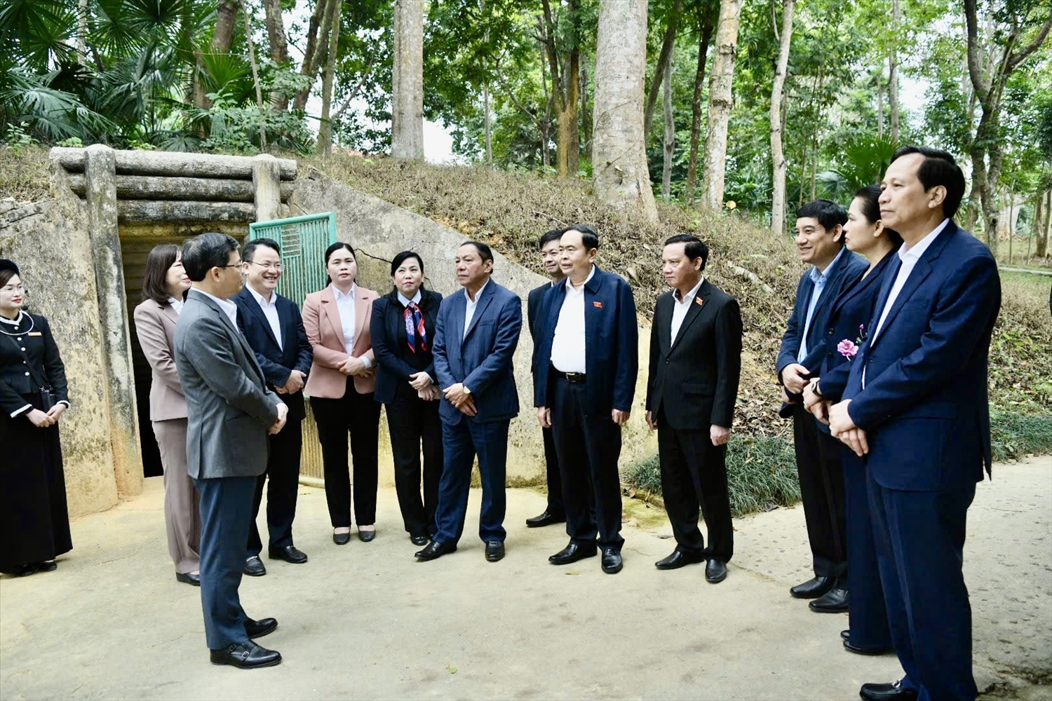 Chủ tịch Quốc hội và Đoàn công tác nghe báo cáo thuyết minh phương án thiết kế và kiểm tra tiến độ thực hiện dự án Bảo tồn, tôn tạo Khu di tích Ban Thường trực Quốc hội