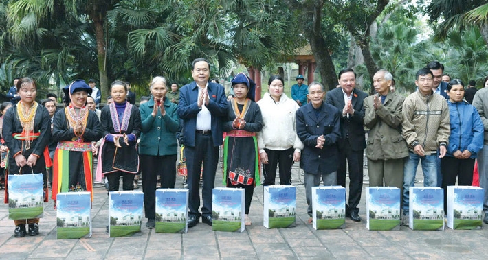 Chủ tịch Quốc hội Trần Thanh Mẫn thăm, tặng quà các gia đình chính sách, hộ có hoàn cảnh khó khăn của xã Trung Yên