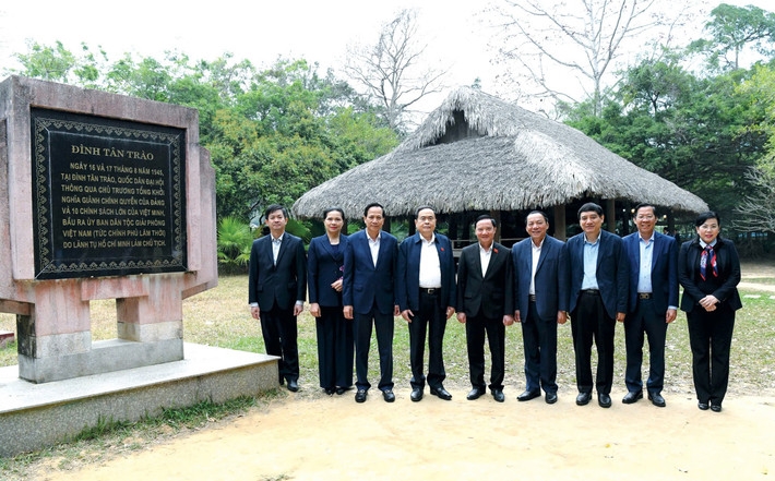 Chủ tịch Quốc hội Trần Thanh Mẫn và Đoàn công tác tại đình Tân Trào