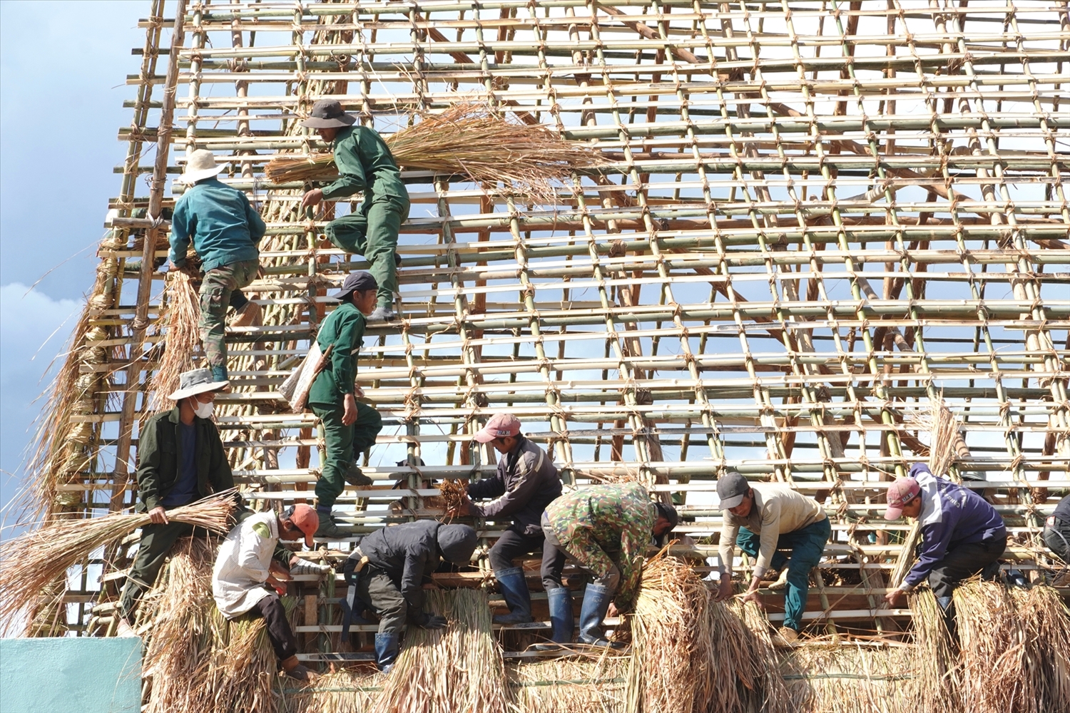 Các công đoạn sửa chữa nhà rông làng Măng Rương luôn được phối hợp nhịp nhàng và thể hiện tinh thần đoàn kết của cộng đồng làng