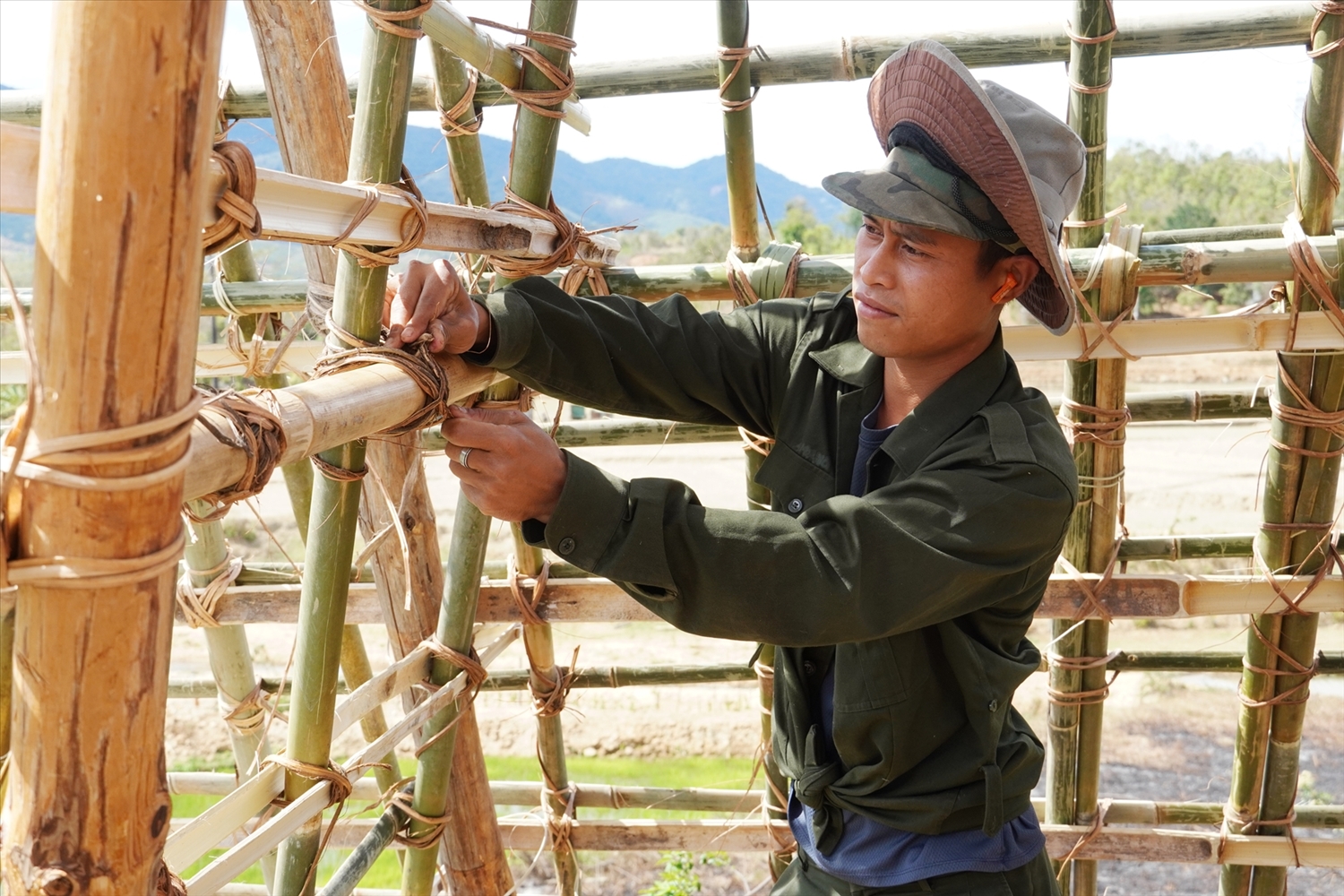 Thanh niên thì sửa chữa, hoàn thiện lại kết cấu khung của nhà rông