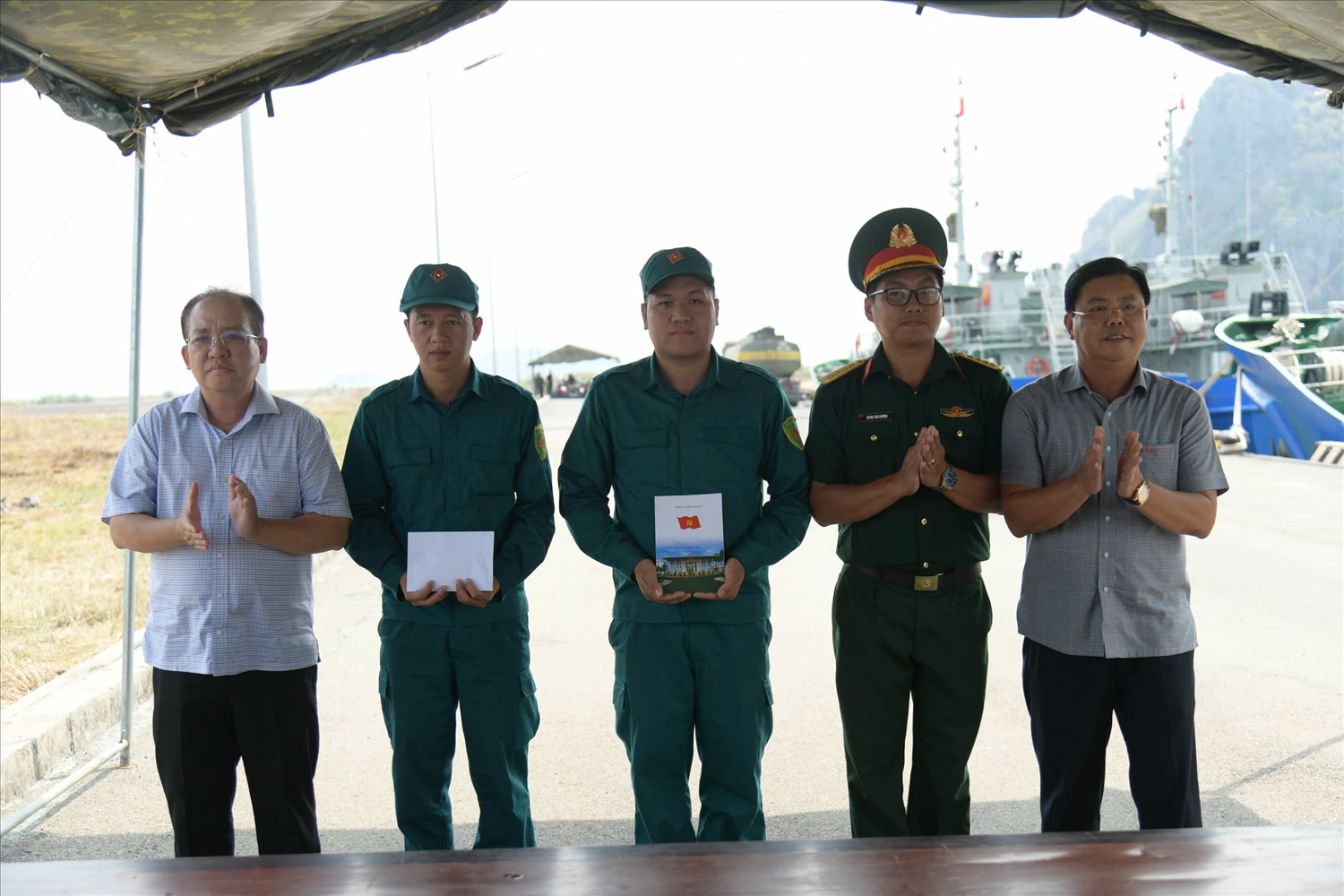 Bí thư Tỉnh ủy Kiên Giang Nguyễn Tiến Hải trao quà cho chiến sĩ tại Hải đội Dân quân Thường trực