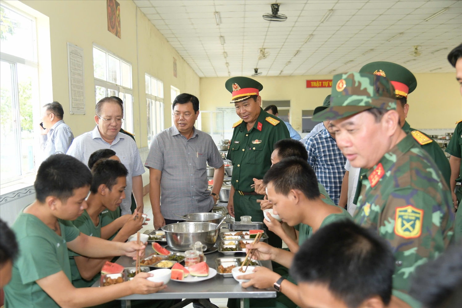 Bí thư Tỉnh ủy Kiên Giang Nguyễn Tiến Hải kiểm tra nền nếp, chế độ của các chiến sĩ mới