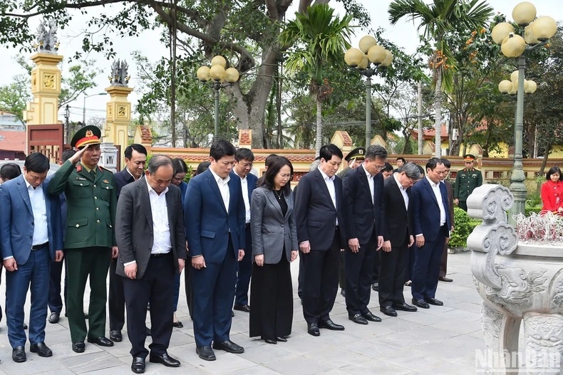 Chủ tịch nước cùng đoàn công tác dâng hương tại khu tưởng tưởng niệm Tổng Bí thư Nguyễn Văn Linh