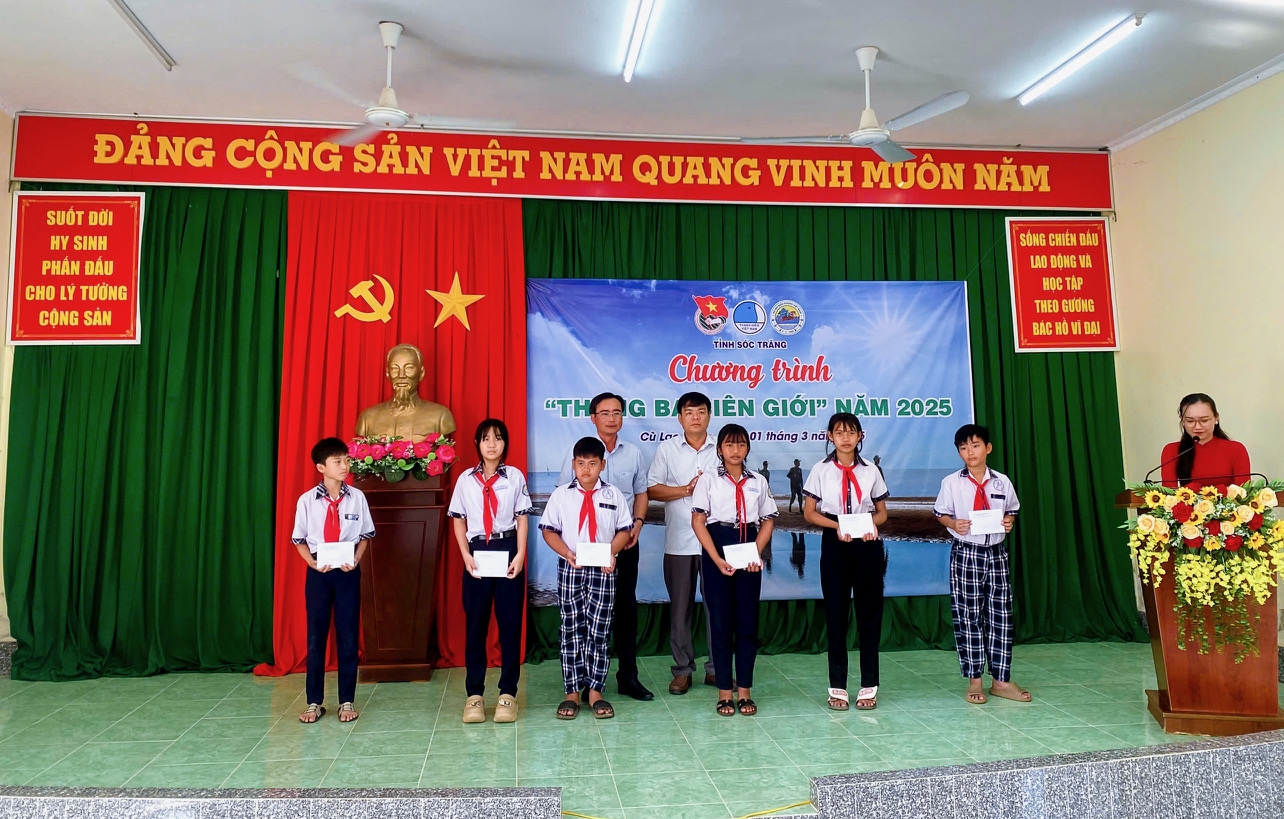 Trao tặng học bổng cho các em học sinh tại chương trình