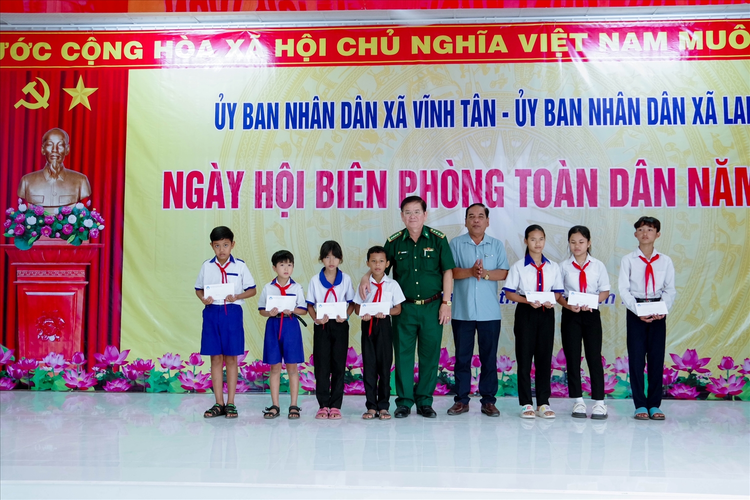 Lãnh đạo BĐBP tỉnh và HĐND thị xã Vĩnh Châu Trao học bổng cho các em học sinh trong chương trình “Nâng bước tới trường”