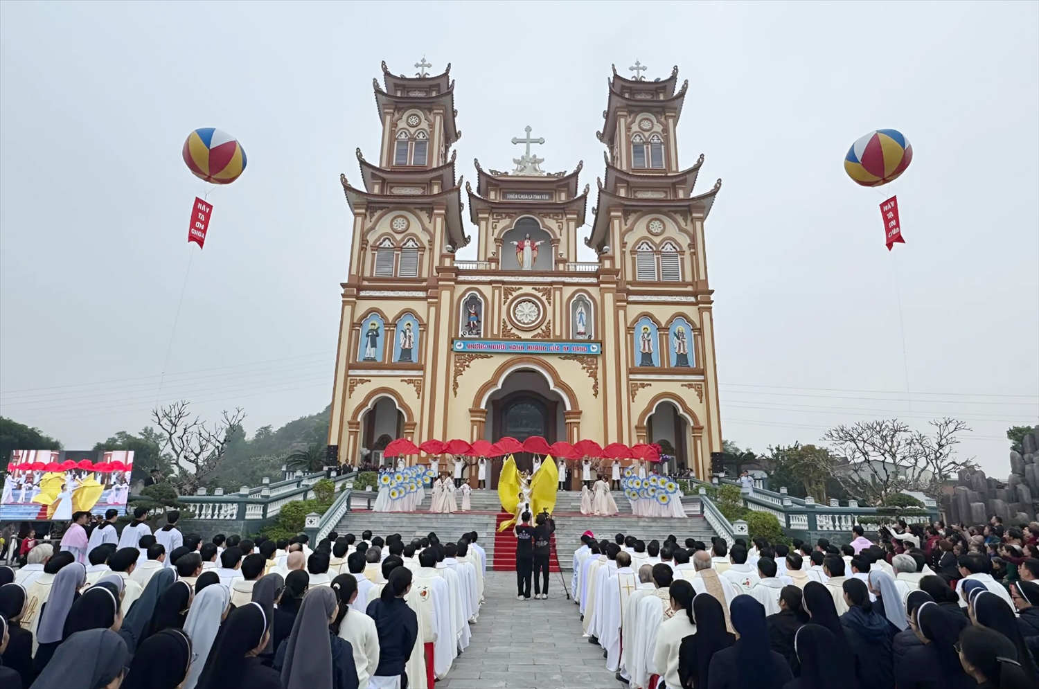 Quang cảnh Nhà thờ giáo xứ Bột Đà rực rỡ, trang nghiêm trong ngày khánh thành.