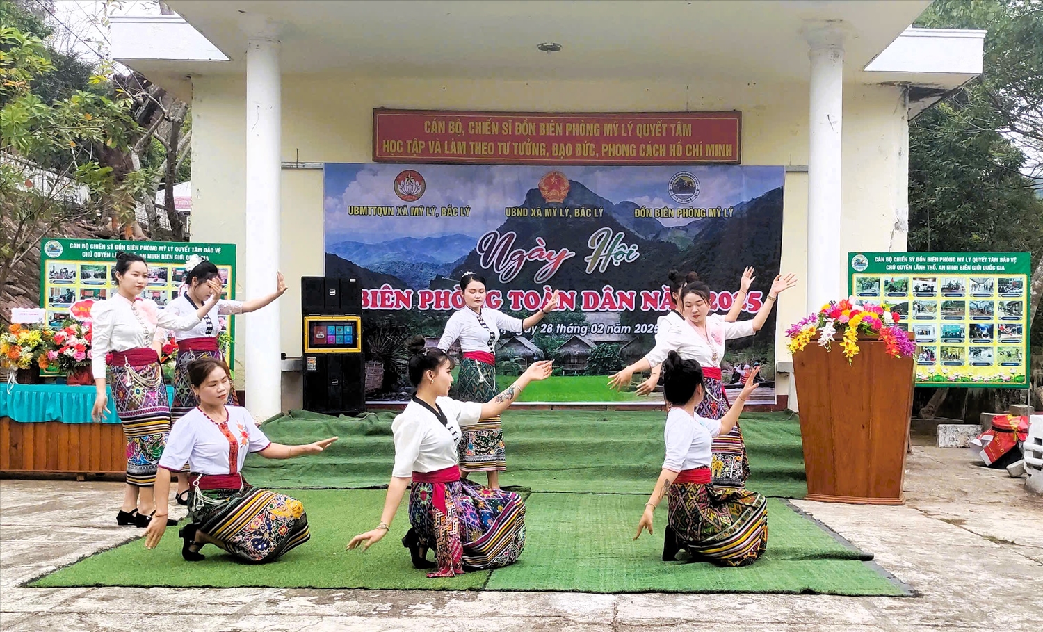 Tiết mục văn nghệ đặc sắc trong Ngày hội Biên phòng toàn dân năm 2025, do Đồn Biên phòng Mỹ Lý phối hợp với UBND, Ủy ban Mặt trận Tổ quốc xã Mỹ Lý và Bắc Lý, huyện Kỳ Sơn tổ chức.