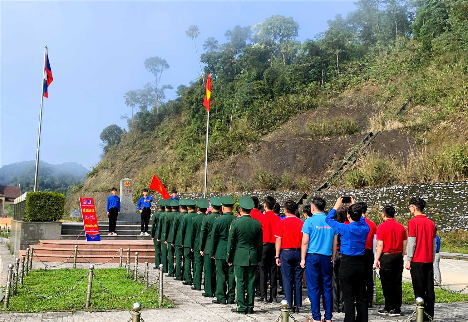 Tuổi trẻ huyện Thanh Chương phối hợp cùng Đồn Biên phòng Cửa khẩu Thanh Thủy tổ chức Lễ chào cờ trang nghiêm tại cột mốc chủ quyền biên giới.