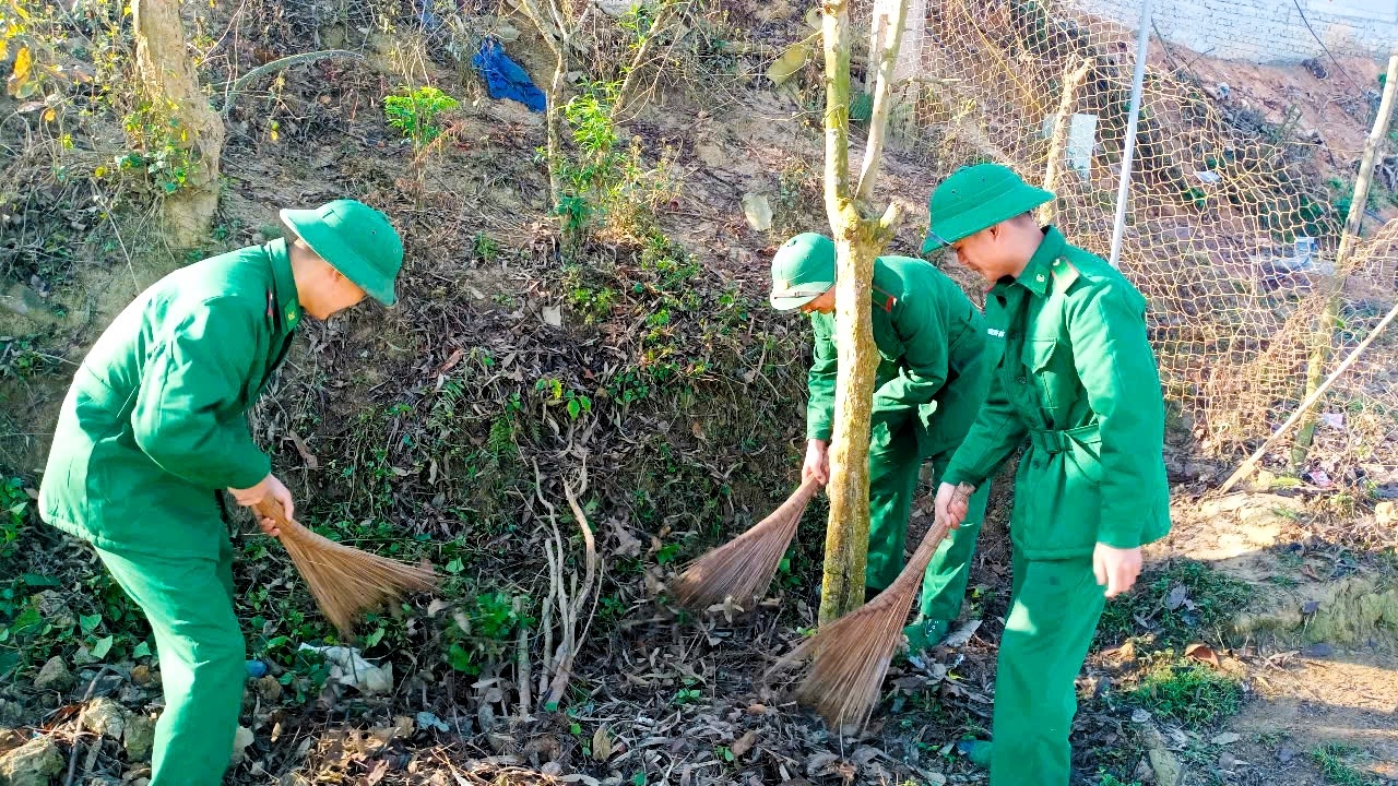 Đoàn viên, thanh niên Bộ đội Biên phòng phối hợp với đoàn viên, thanh niên địa phương tổ chức dọn dẹp vệ sinh khu vực thôn, bản biên giới.