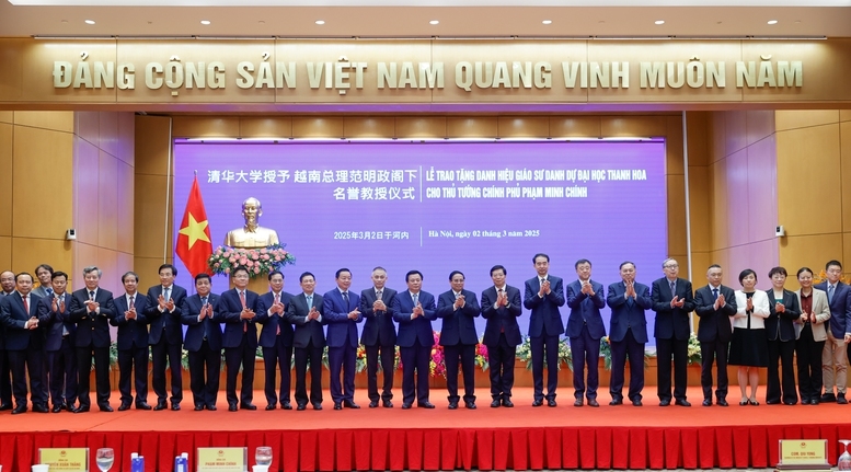 Thủ tướng Phạm Minh Chính và GS.TS. Khưu Dũng cùng thành viên đoàn hai nước - Ảnh: VGP/Nhật Bắc