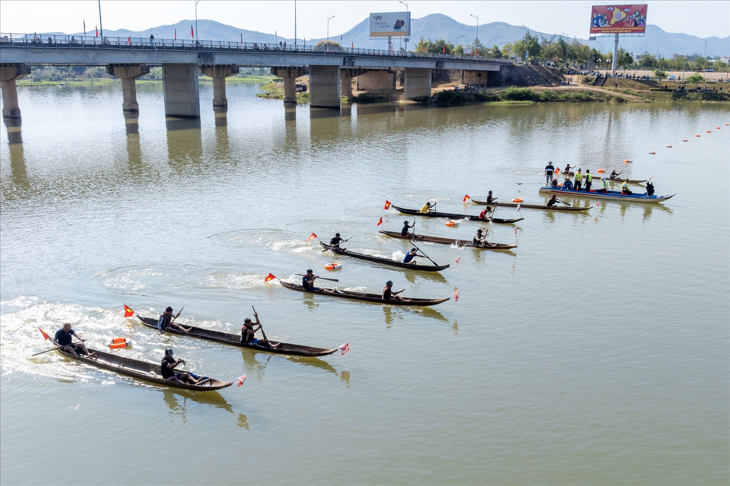 Các vận động viên xuất phát tranh tài ở cự ly 400m