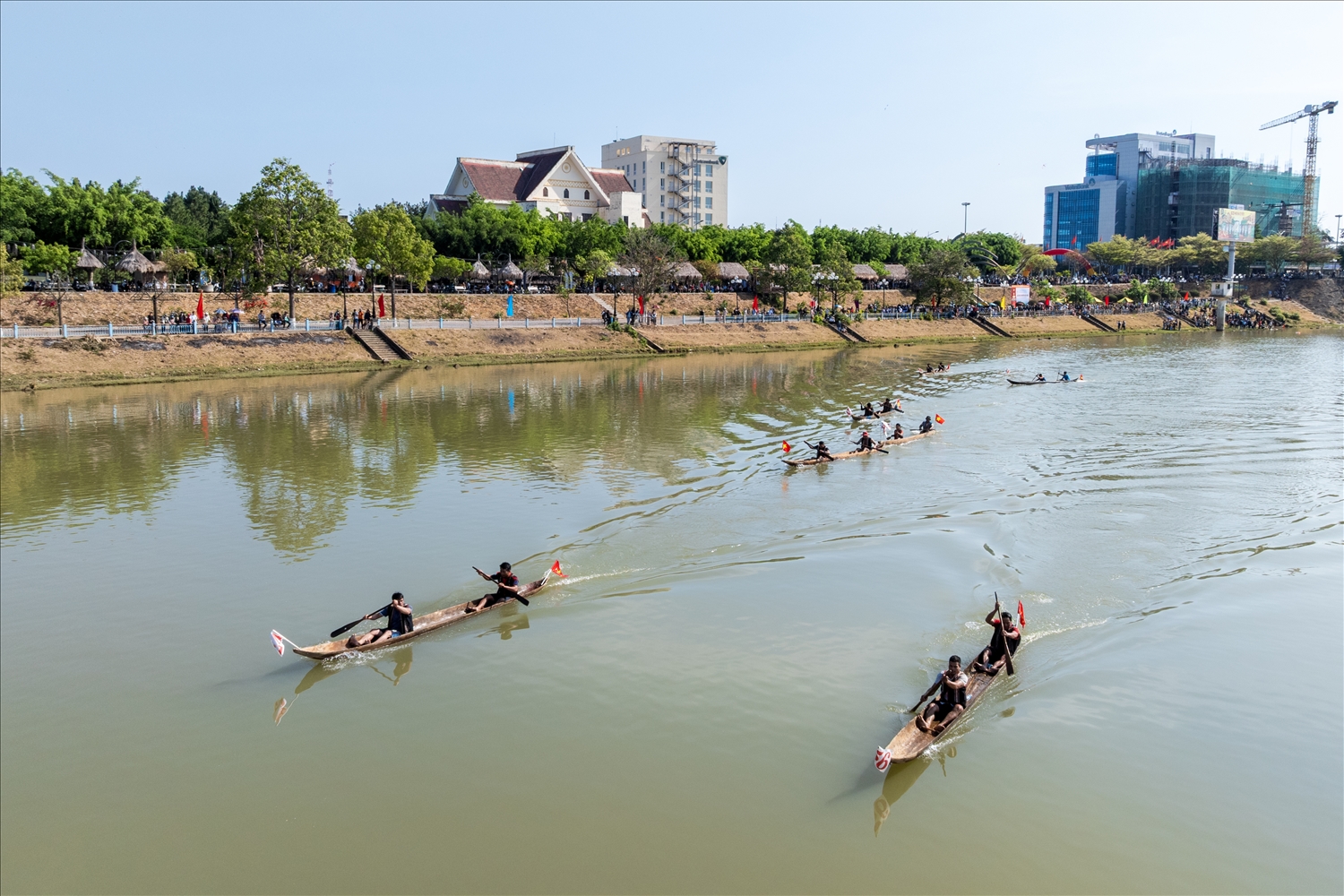 Thuyền độc mộc gắn bó lâu đời với đời sống của đồng bào DTTS ở Kon Tum và hằng năm các địa phương đều tổ chức giải đua thuyền để góp phần bảo tồn văn hóa truyền thống 