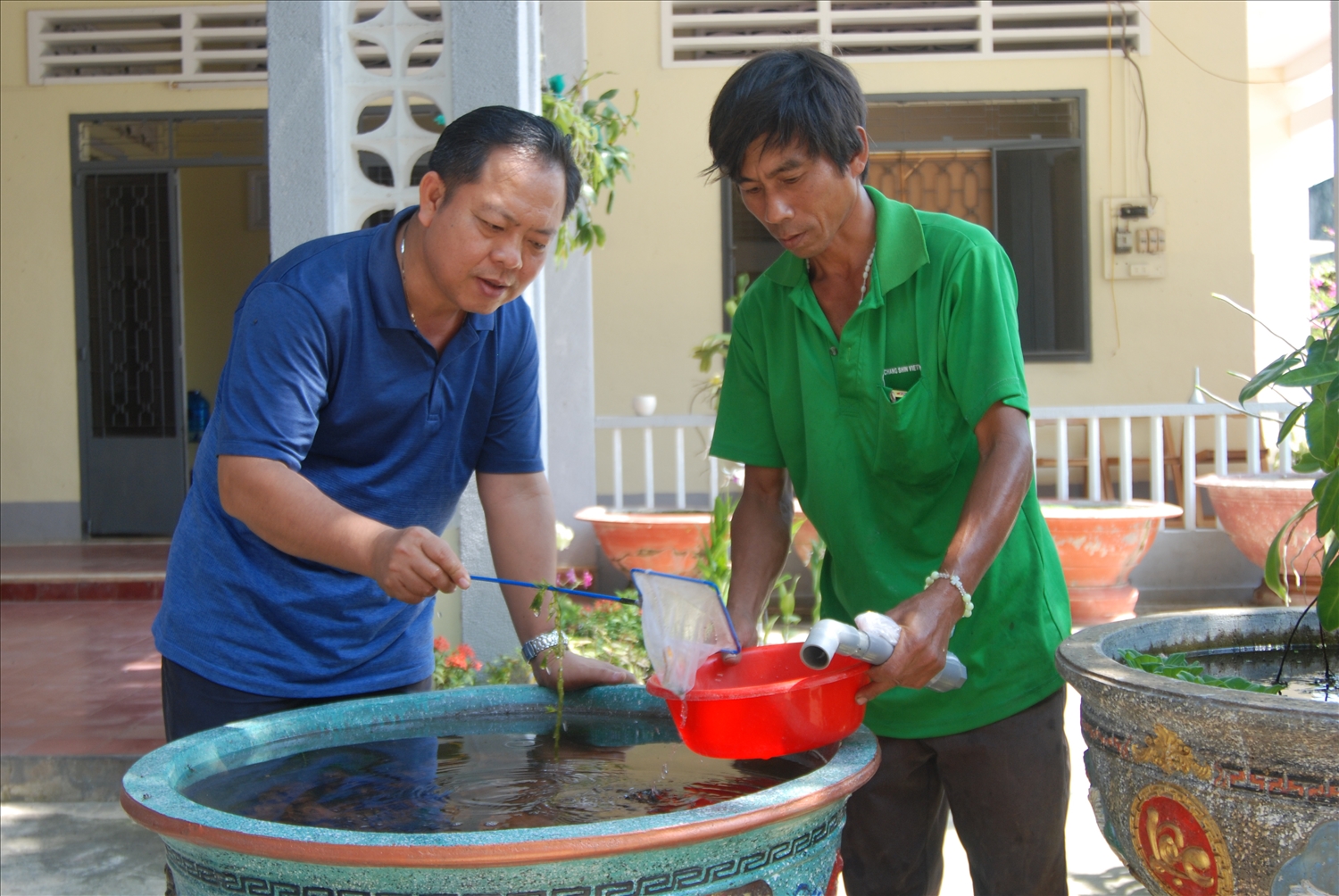 Linh mục Nguyễn Khắc Hoài (bên trái) cùng với giáo dân tôn tạo cảnh quan môi trường xung quanh nhà thờ