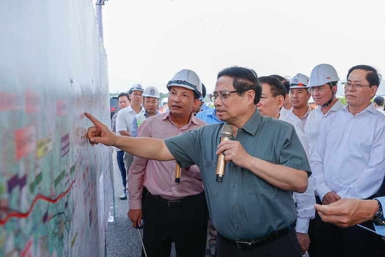 Thủ tướng kiểm tra tiến độ thi công dự án đường bộ cao tốc Biên Hoà - Vũng Tàu đoạn qua tỉnh Bà Rịa-Vũng Tàu - Ảnh: VGP/Nhật Bắc