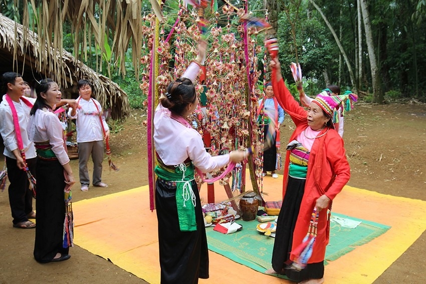 Nghệ nhân Phạm Thị Tắng (áo đỏ), xã Cao Ngọc, huyện Ngọc Lặc, tỉnh Thanh Hoá là người dành nhiều tâm huyết, nỗ lực để bảo tồn và phát huy giá trị văn hóa Mường. (Trong ảnh: Nghệ nhân Phạm Thị Tắng hướng dẫn các điệu múa Pồn Pôông cho thanh niên trong làng. Ảnh: Lê Hợi)