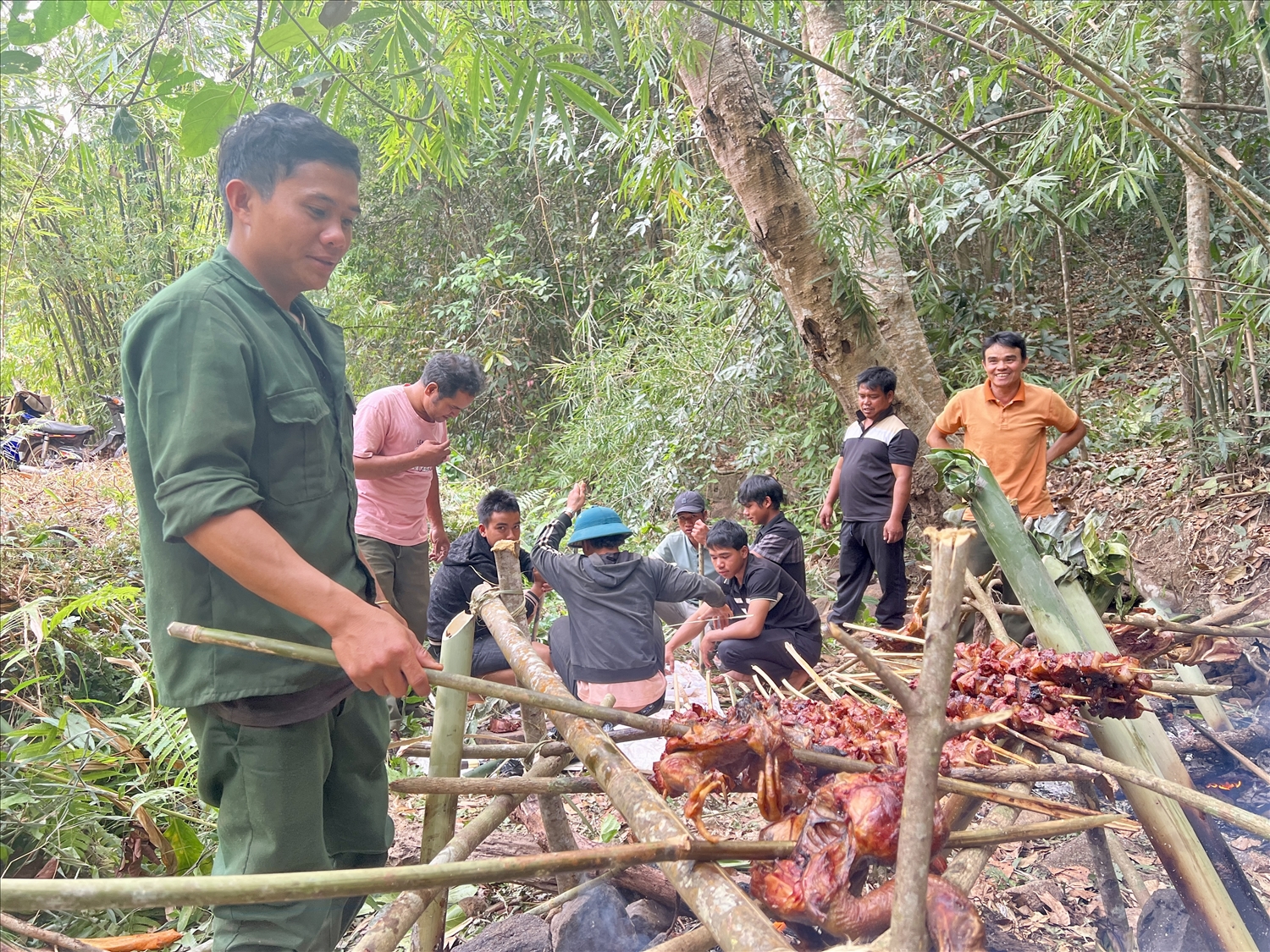 Dân làng chuẩn bị các món ăn để thực hiện nghi lễ cúng Thần rừng