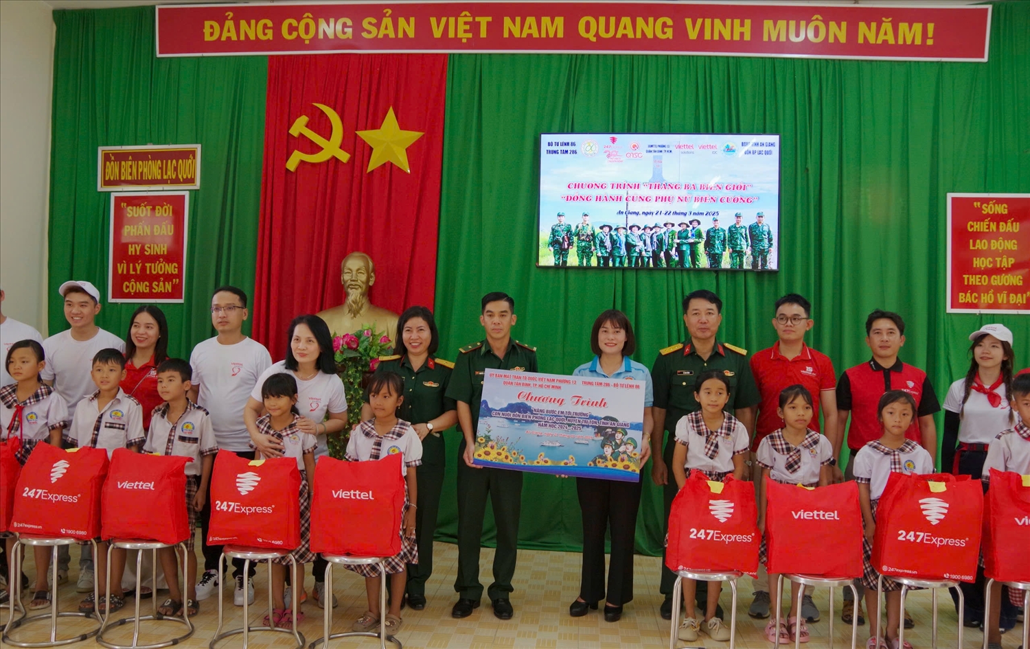 Các đại biểu tặng quà cho các em học sinh nghèo vượt khó