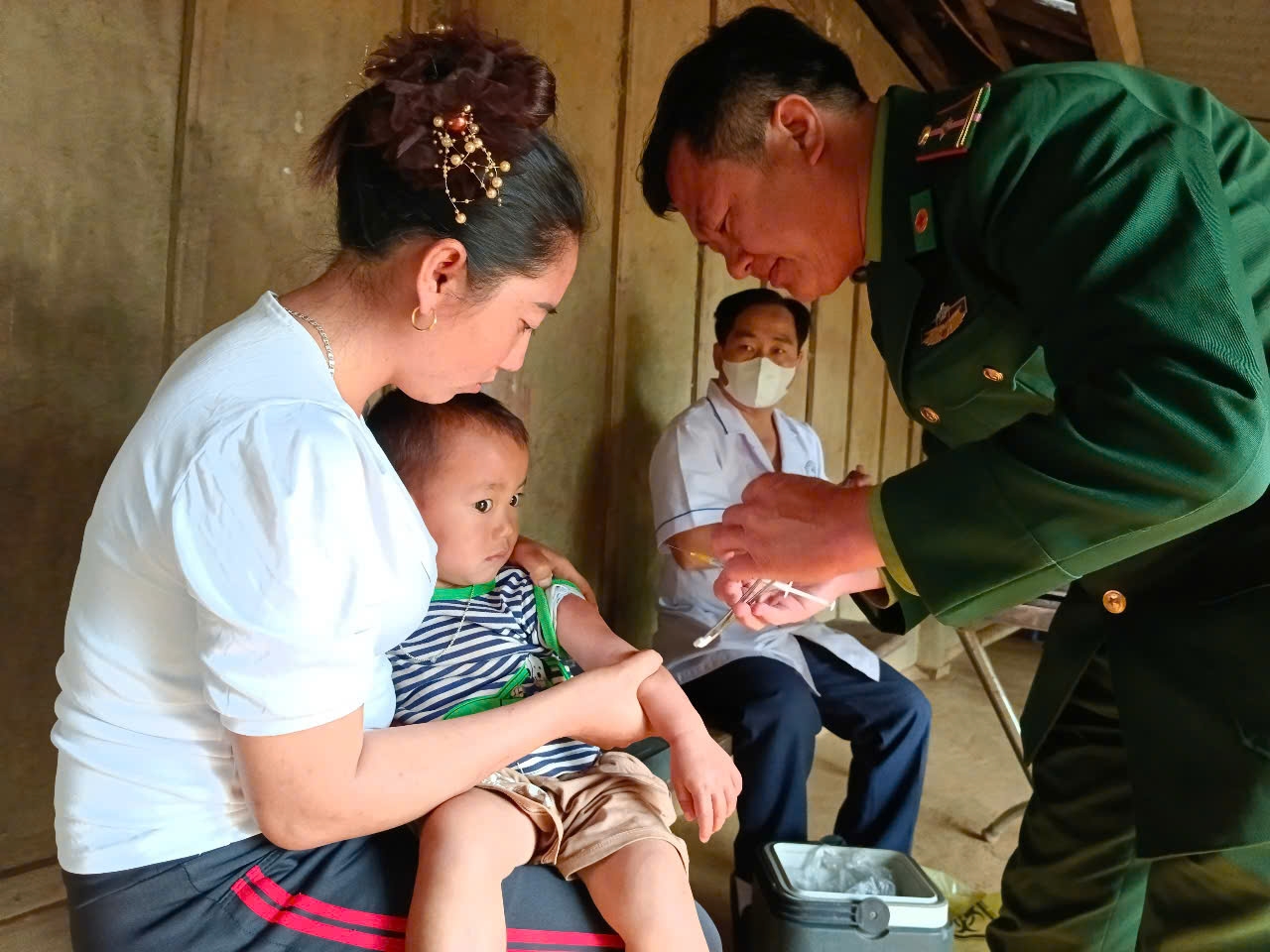 Quân y Đồn Biên phòng Na Ngoi, huyện Kỳ Sơn đến từng bản làng tiêm phòng chống dịch bệnh cho trẻ em