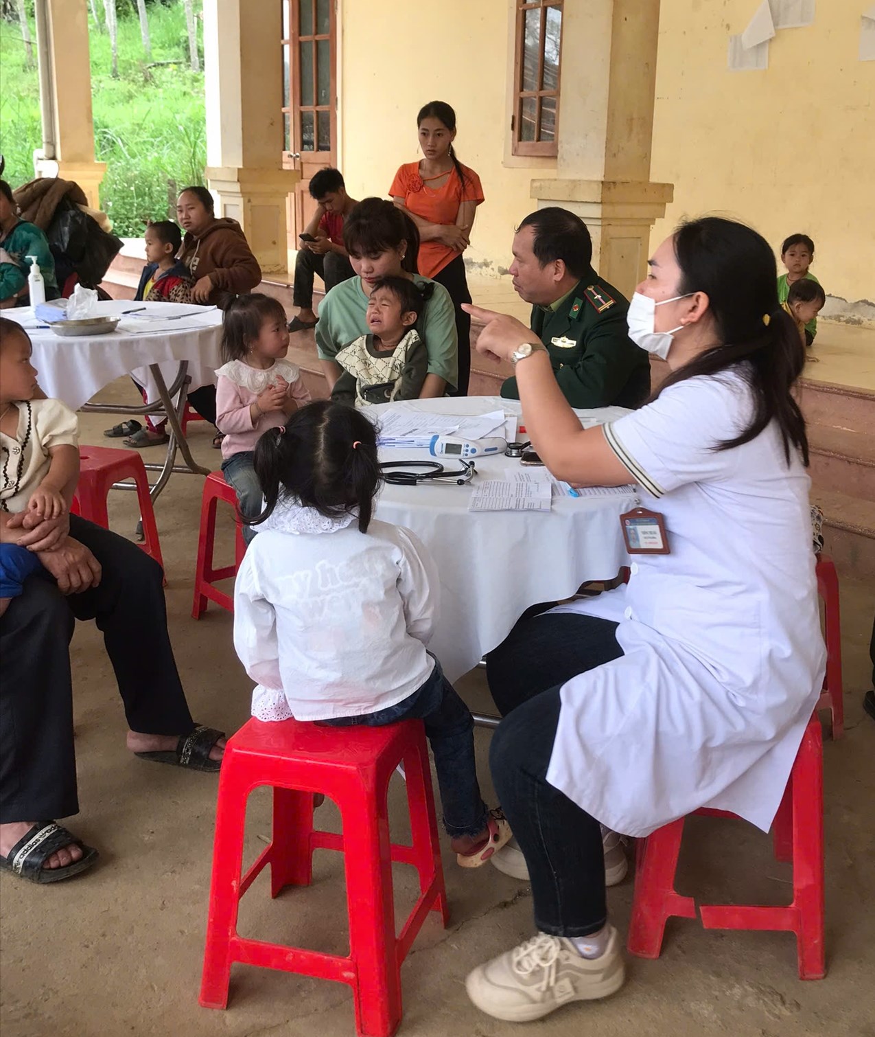 Quân y Đồn Biên phòng Tam Hợp, huyện Tương Dương phối hợp tiêm phòng sởi cho các cháu trên địa bàn