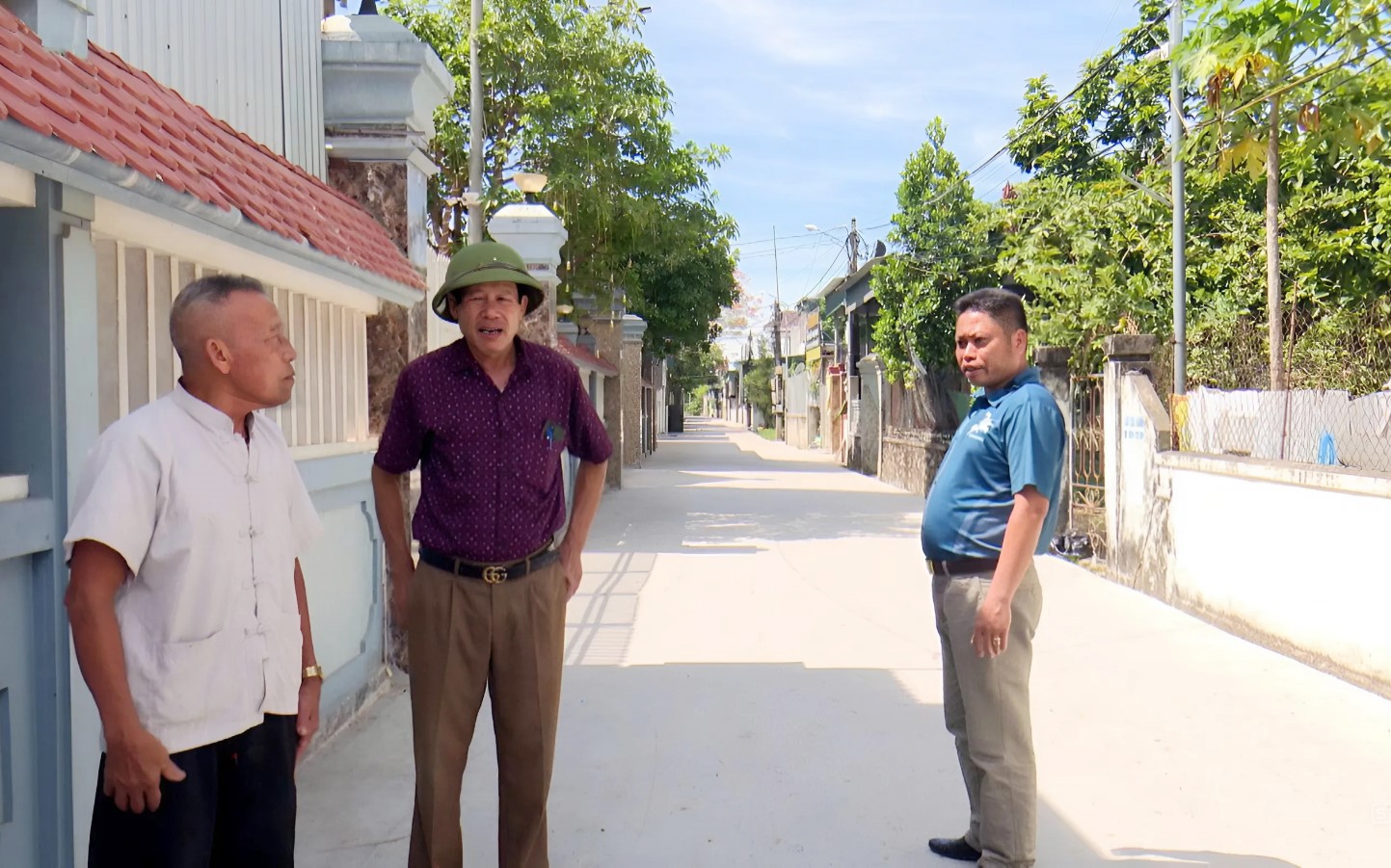 Ông Chu Văn Lâm (áo trắng), giáo họ Cung Trài đã nhiều lần hiến đất mở đường trong xây dựng NTM.