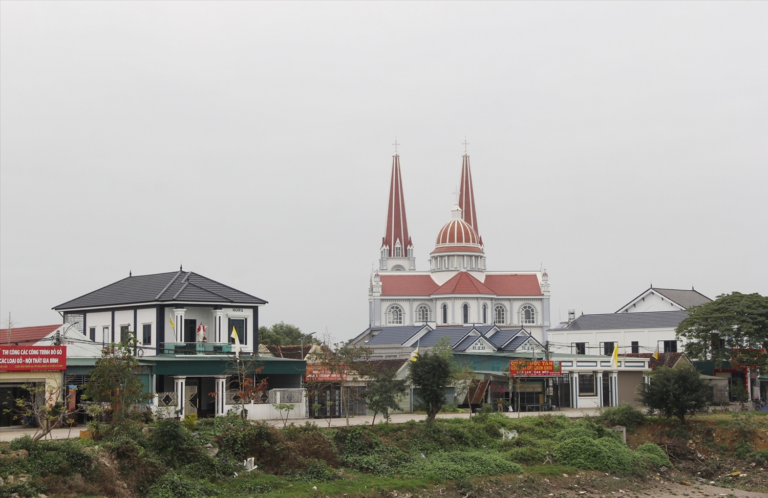 Sự chung sức, đồng lòng của bà con giáo dân đã giúp làng quê ngày càng “thay da đổi thịt”.