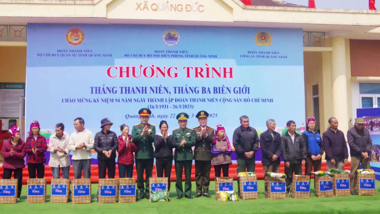 Chương trình tặng quà cho nhân dân, các cháu học sinh có hoàn cảnh khó khăn