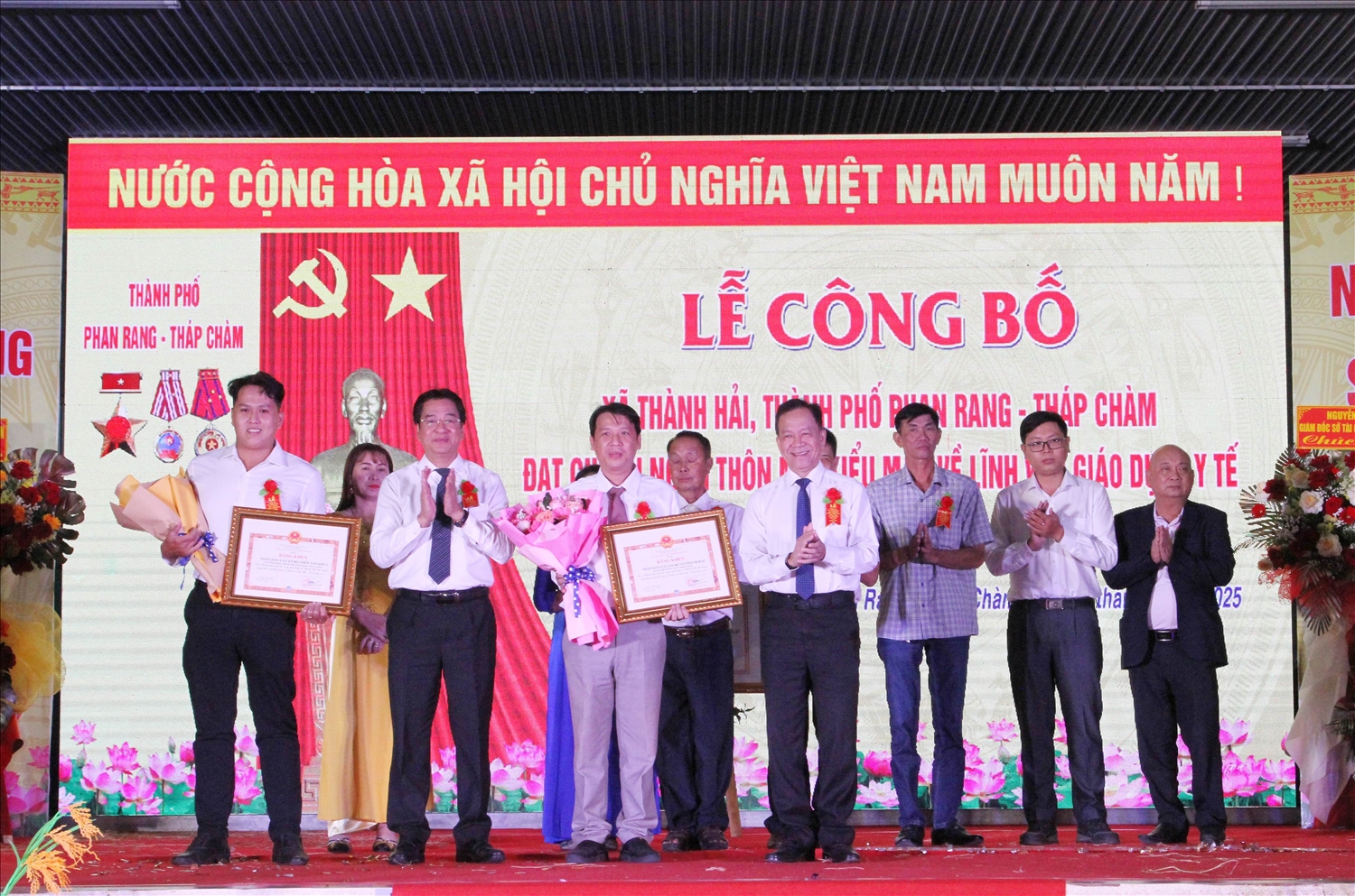 Ông Trần Minh Lực, Phó Chủ tịch HĐND tỉnh và ông Nguyễn Long Biên, Phó Chủ tịch UBND tỉnh trao Bằng khen cho các tập thể, cá nhân đạt thành tích xuất sắc trong xây dựng xã Thành Hải đạt chuẩn nông thôn mới kiểu mẫu về lĩnh vực Giáo dục- Y tế năm 2024. 